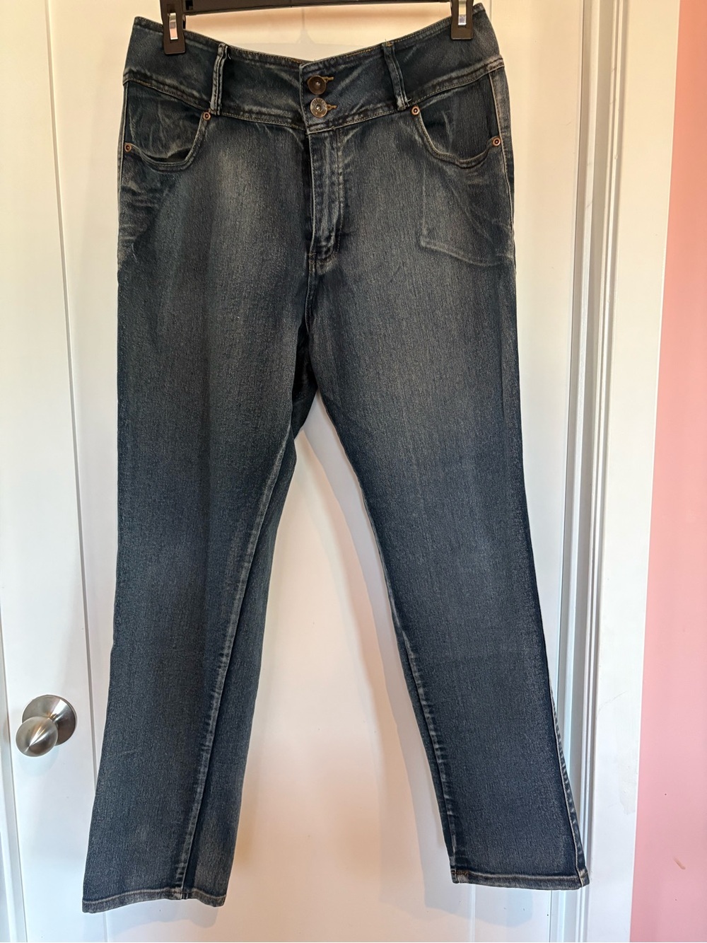 Women’s Straight Leg Jeans in Dark Blue Wash